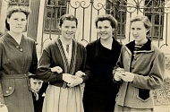 Н. Малынина, В. Кащеева, Э. Кащеева, Г. Мартовская у завода на Ступина, май 1959